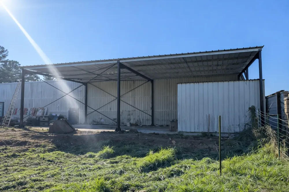 Structure métallique avec bardage tôle pour projet sur mesure dans le Cher